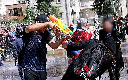 عکس های دختران بد حجاب در جشن آب‌پاشی تهران